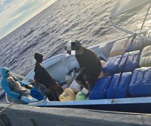 Los cuatro hombres fueron sorprendidos en alta mar, trasladando cientos de galones de gasolina, sin los permisos correspondientes.