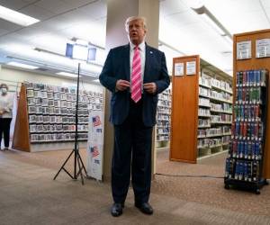 'Voté por un tipo llamado Trump', dijo sonriente al salir.