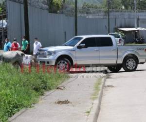 Un vehículo llegó a la cárcel de mujeres para retirar las cosas de la ex primera dama, Rosa Elena de Lobo. Foto: Estalin Irías/EL HERALDO.