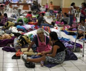 Miles de damnificados permanecen en albergues temporales mientras el gobierno define un plan de reubicación para intentar rehacer sus vidas.