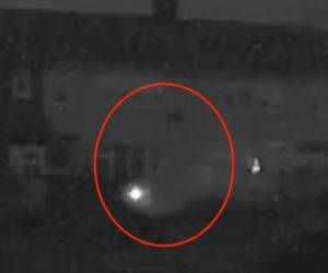 Hasta el momento se desconoce qué es la figura que pasa frente a la cámara.