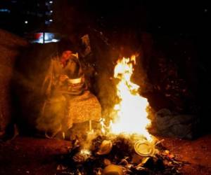 Se pronostica que las temperaturas bajas persistirán durante el fin de semana y después empezarán a subir. FOTO: AP