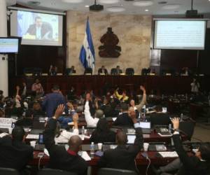 Los 128 diputados propietarios, incluyendo los suplentes, recibieron dinero de parte del Congreso Nacional para gestionar ayudas antes de Semana Santa.