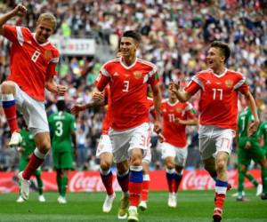 Yuri Gazinskiy entra en la historia al marcar el primer gol de la edición XXI de la Copa Mundial de Fútbol.