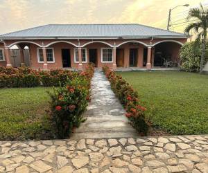 Un motel, varias viviendas y hasta un autolote fueron allanados este jueves. Estos bienes pertenecen a presuntos socios de los Valle Valle y otros capos hondureños que testificaron en el juicio de Juan Orlando Hernández.