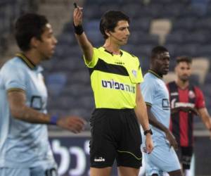 La árbitra Sapir Berman durante un partido de la Liga Premier de Israel entre el Hapoel Haifa y el Beitar Jerusalén en la ciudad de Haifa. Foto:AP