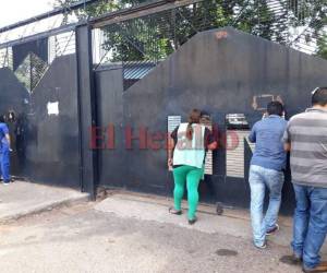 Varios pacientes tuvieron que esperar durante horas para ingresar al Hospital Psiquiátrico Mario Mendoza en la capital. Foto Estalin Irías| EL HERALDO