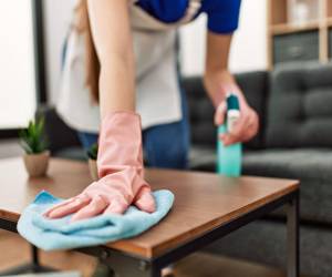 Los muebles con acabado natural se pueden limpiar periódicamente con un abrillantador de aceite.