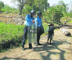 Elementos de la Policía Nacional participaron en el desalojo de los pobladores en el sector de Río Lindo. Según el Copinh, la muerte del dirigente provino de ese hecho. Seguridad niega tal versión.