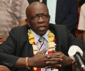 El suspendido ejecutivo de la FIFA Jack Warner durante una rueda de prensa en el aeropuerto de Puerto España, Trinidad y Tobago. Foto: Agencia AP.