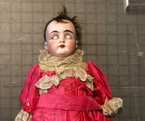 Esta fotografía del 11 de octubre de 2019, proporcionada por Christine Rule, muestra una muñeca antigua, parte de la colección de muñecas macabras del Centro de Historia del Condado Olmsted en Rochester, Minnesota. Foto: AP.