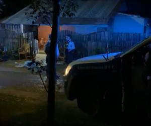 Policías resguardan la escena del lamentable crimen.