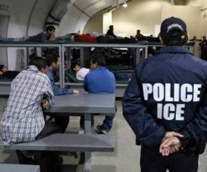 Dentro del camión habían 10 hombres, una mujer y una niña. Todos están detenidos. Foto de referencia/AP