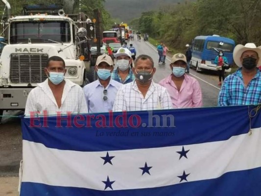 Los ganaderos se tomaron la carretera para exigir el aumento acordado en las últimas reuniones. Foto: Juan Cesar Díaz/EL HERALDO.