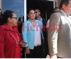 La exprimera dama Rosa Elena de Lobo llegó acompañada de su apoderado legal Julio Cesar Ramírez. Foto: Johny Magallanes/EL HERALDO