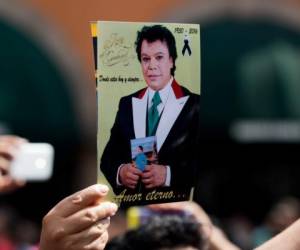 Desde que se supo de su muerte el domingo, los seguidores de Juan Gabriel anticipaban su regreso al Palacio de Bellas Artes. Foto: AP