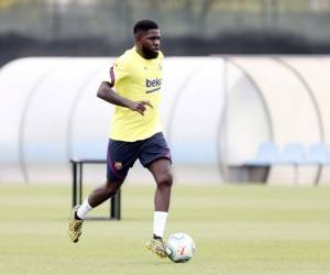 El central campeón del mundo en 2018 sintió una molestia en el gemelo derecho este sábado en el segundo entrenamiento del Barcelona. AFP.