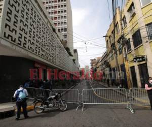 Los transeúntes al ver obstaculizado el paso, tuvieron que tomar rutas alternas. Fotos: David Romero | EL HERALDO Honduras.