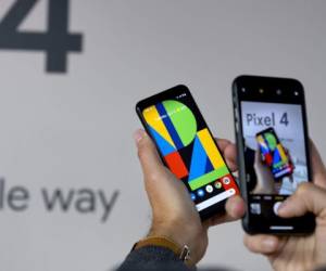 Google presentó su nuevo teléfono Pixel, con el que espera aumentar su participación en el mercado de los smartphones gracias a una cámara mejorada y el reconocimiento de gestos para que los usuarios puedan hacer cosas con solo agitar sus manos. Foto: AP