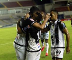 Jugadores del Tauro FC de Panamá celebran la anotación del primer gol ante Motagua durante la primera parte del encuentro.