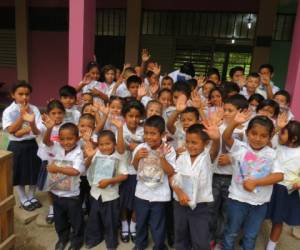 Los alumnos de la Escuela Cleotilde Boquín, felices se despiden luego de recibir los útiles. Foto: Juan C. Díaz.