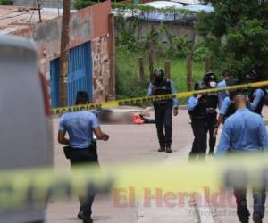 Los cadáveres fueron descubiertos por vecinos que transitaban por el lugar, en la calle principal de La Era. Fotos: Estalin Irías/El Heraldo.