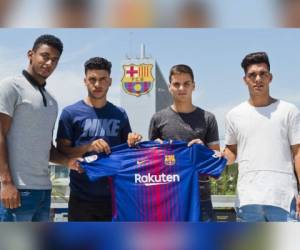 Antony Lozano, Samu Araújo, Íñigo Ruiz de Galarreta y Moha Ezzerfani posan con la nueva camiseta del Barcelona en la Ciudad Deportiva Joan Gamper (Foto: fcbarcelona.es)