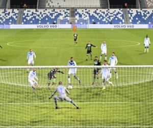 Francesco Caputo, centro, anota el primer gol del Sassuolo durante un partido sin aficionados por la Serie A ante el Brescia, en Reggio Emilia, Italia. Foto: Agencia AP.