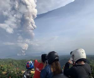 El volcán Taal, en Filipinas, expulsaba lava incandescente el lunes cerca de la capital del país, mientras decenas de miles de personas abandonaban la región, atemorizadas por los temblores en medio de densas nubes de ceniza. Foto: AFP.