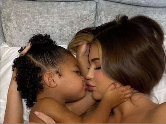 Stormi Webster posó junto a su madre Kylie Jenner para la portada de ‘Vogue’.