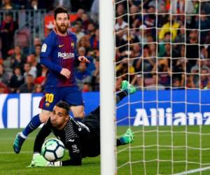 El guardameta español del Villarreal, Sergio, no detiene un gol del delantero argentino del Barcelona Lionel Messi. Foto AFP