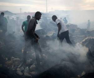 El fuego comenzó cerca de la medianoche en el Mercado del Puerto, en el centro de la capital, y se prolongó durante varias horas. Foto: Agencia AP