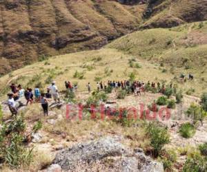 Fue la madre el menor que decidió buscarlo y lo encontró cerca de unos matorrales en un sector solitario de la colonia. Foto: Alex Pérez | EL HERALDO.