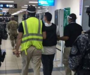 Momento en que el hondureño era detenido por las autoridades en el aeropuerto de Panamá.