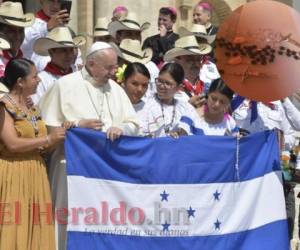 Los catrachos estuvieron junto al papa Francisco después de haber interpretado unas canciones. Foto: Cortesía Banda Juvenil 504 Facebook.