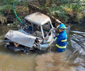 Así quedó el automotor tras dar varias vueltas en la carretera y luego caer a un río en el lugar.