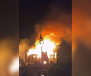 La cúpula de esta parte del ayuntamiento se derrumbó en medio del incendio.