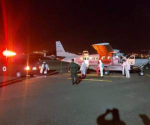 Momento en el que el avión ambulancia de la Fuerza Aérea llegó a la Base Aérea Hernán Acosta Mejía en la capital.