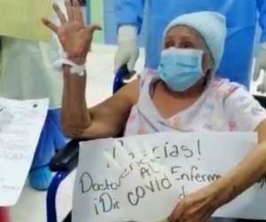 Llena de felicidad se encontraba esta señora de 82 años tras haber superado el coronavirus.
