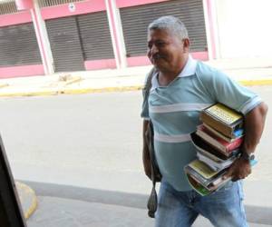 Roque Flores es el comerciante de libros más reconocido del casco histórico de la ciudad de Tegucigalpa. Foto: Johny Magallanes