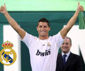 Cristiano dejó de ser jugador del Real Madrid. En esta foto de archivo tomada el 6 de julio de 2009, el nuevo jugador del Real Madrid, el portugués Cristiano Ronaldo, saluda a sus seguidores durante su presentación oficial en el estadio Santiago Bernabéu de Madrid. Foto AFP