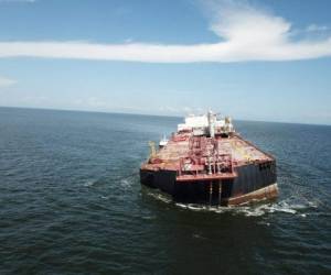 El buque petrolero se inclinó hacia un costado frente a una costa remota de Venezuela, generando la preocupación por un posible desastre natural.