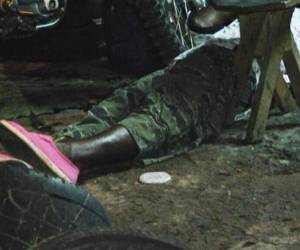 Uno de los cuerpos quedó tendido dentro de la llantera. (Foto: cortesía @RedInformativaH)
