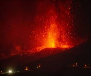 La erupción, que se inició el domingo, arrasó ya 154 hectáreas y destruyó 320 edificaciones, informó el miércoles el sistema de medición geoespacial europeo Copernicus, en un incremento notable respecto a sus datos anteriores. Foto: AFP