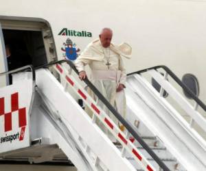 El Papa Francisco mientras se bajaba del avión que aterrizó en el aeropuerto internacional de Santiago, Chile, el lunes 15 de enero de 2018. Fotos: AP.