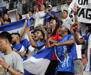 Los aficionados hondureños en Houston aplaudieron el ingreso de Alberth Elis.