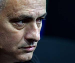 El portugués José Mourinho dejó el puesto de entrenador del Manchester United 'con efecto inmediato', anunció el club este martes tras una larga serie de derrotas. Foto AFP