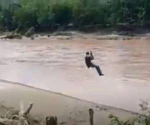 En el video muestra cuando un hombre cruza de un extremo a otro mientras el río ha crecido debido a las lluvias que se han registrado en Honduras en los últimos días.