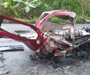 El vehículo turismo quedó completamente destruido. Vidrios y carrocería quedaron reducidos a pedazos inservibles. El trágico accidente ocurrió este lunes en La Curva del Gato, Tela, Atlántida.