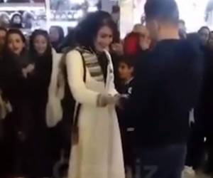 Según la policía, la pareja ofendió a las costumbres islámicas y la decencia publica.